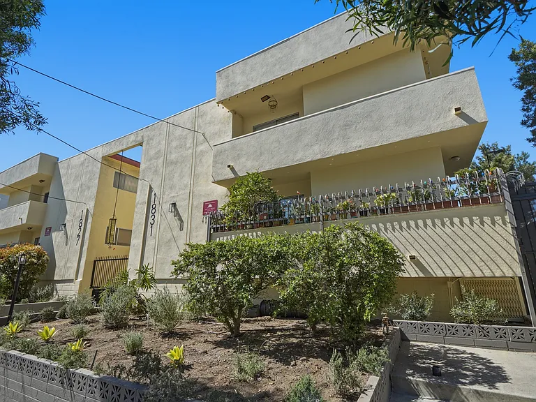 1827 N Van Ness Ave #6 — Photo 17