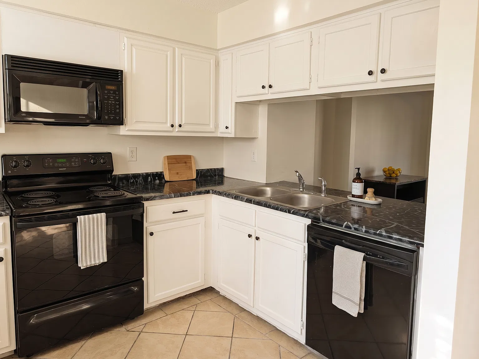 3 bed, 1242 sqft, $2,350 — Photo 2
