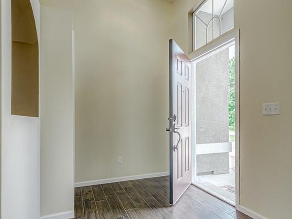 4th image of 32 Perkins Ln