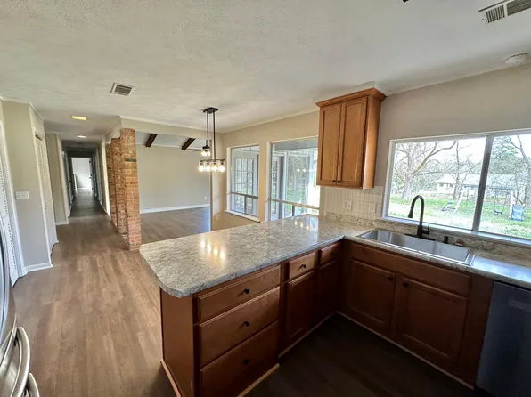 208 Hiwassee Dr, Starkville, MS 39759