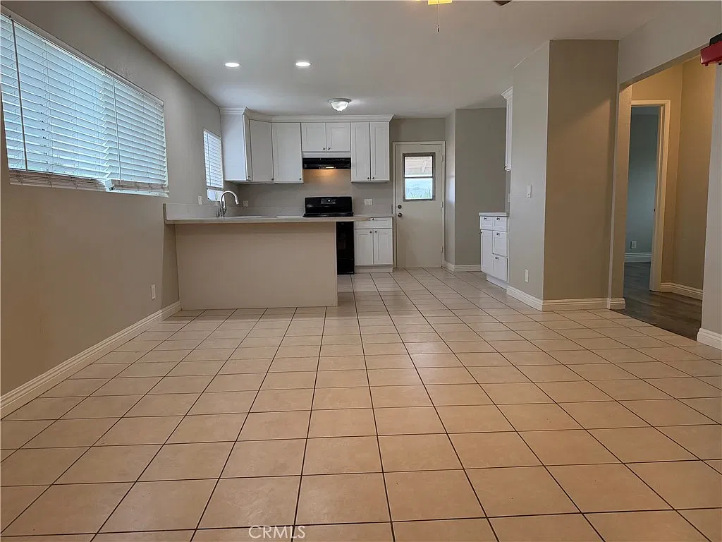 2 bed, 1.5 bath, 900 sqft, $2,290 — Photo 2