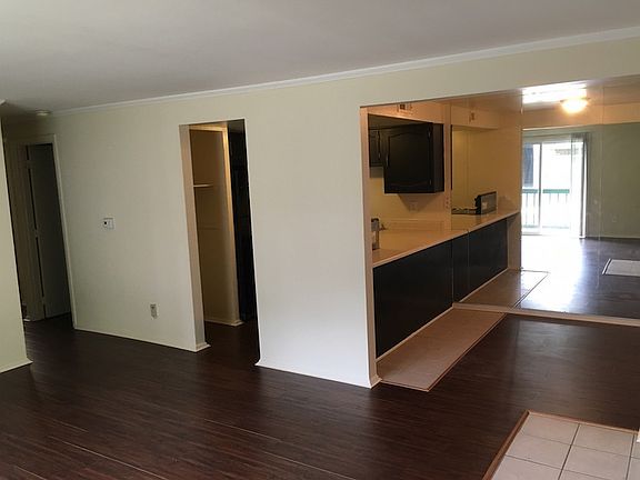 3rd image of 1004 Parkvale Ct APT 05