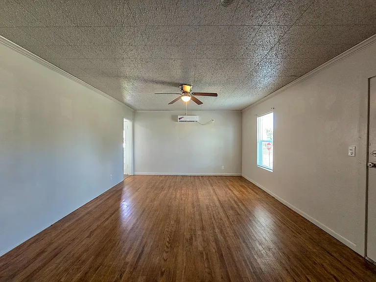 635 W Franklin St — Photo 4