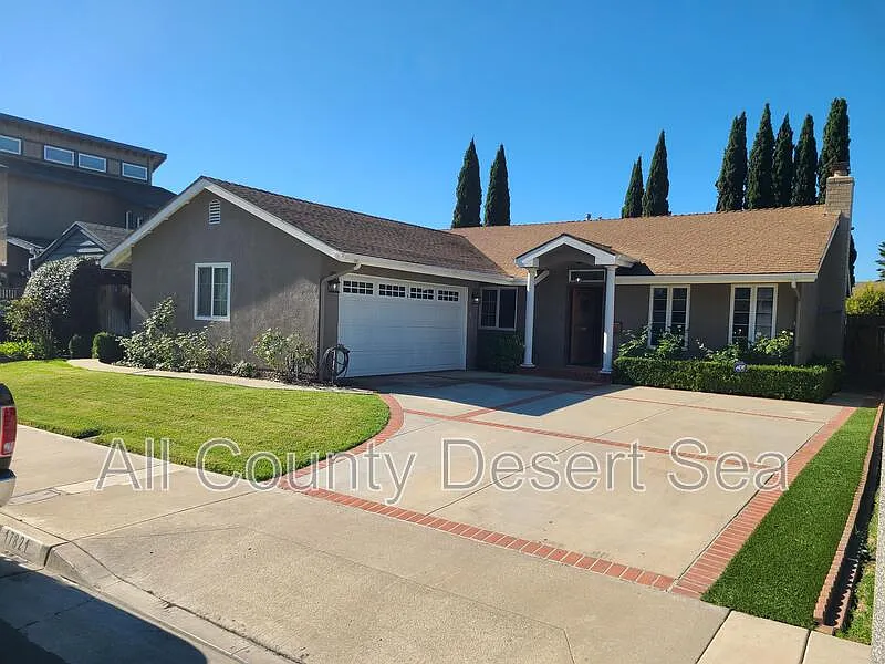 3 bed, 2.0 bath, 1250 sqft, $4,650 — Photo 1