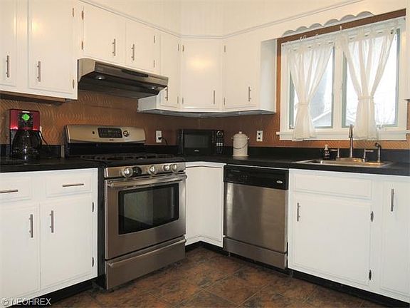 3rd image of 1527 Wayne Ave