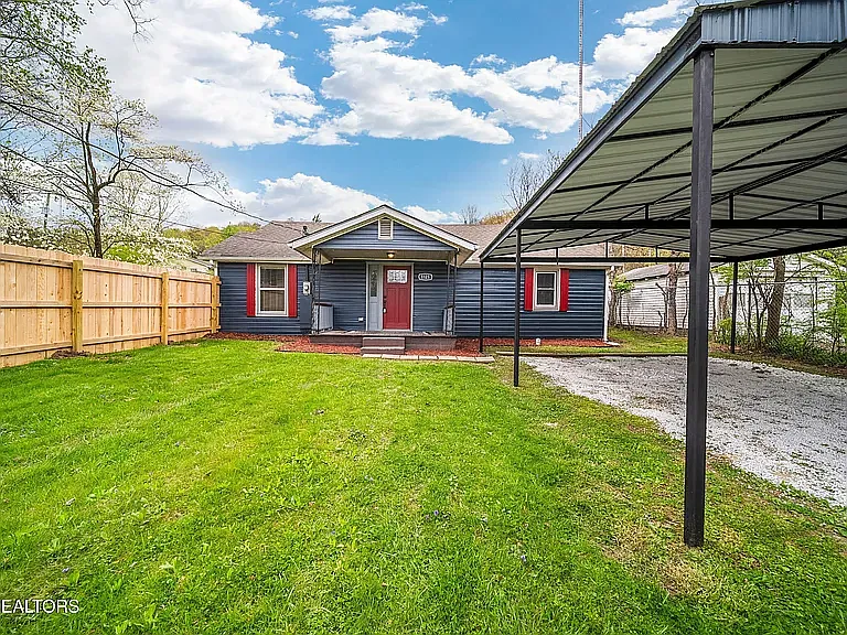 1121 Forsythe St — Photo 1
