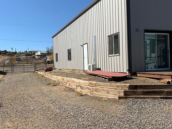 Side driveway with gate 
