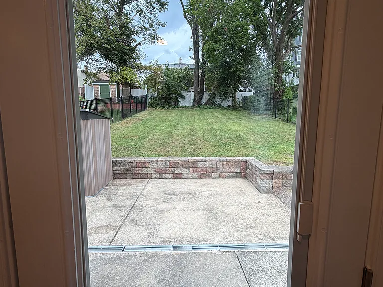 726 E Hector St — Photo 24