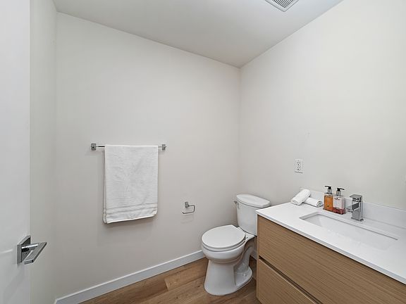 5th image of 5252 Willowcrest Ave #201