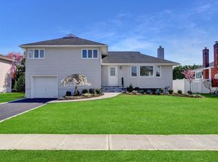 310 Banbury Rd, Massapequa, NY 11758