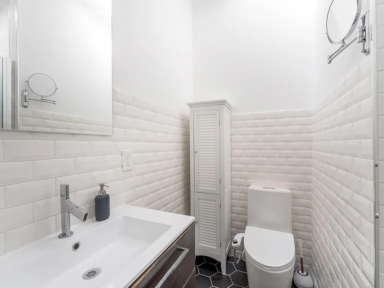 120 Monroe St #3L — Photo 16