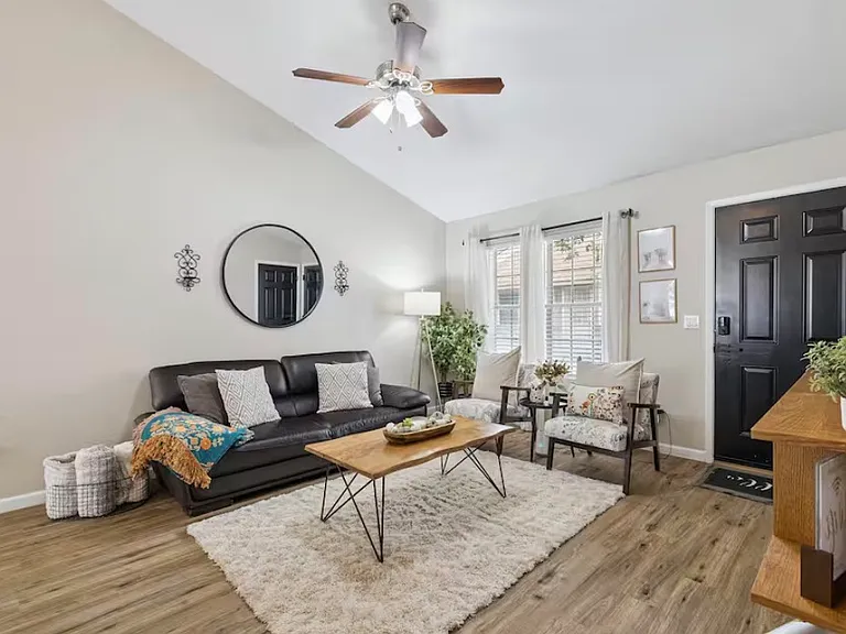 8902 W Loma Ln — Photo 2