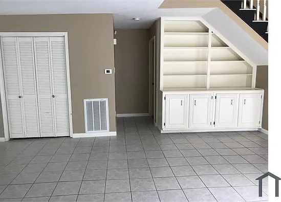 18002 Hollywell Dr — Photo 2