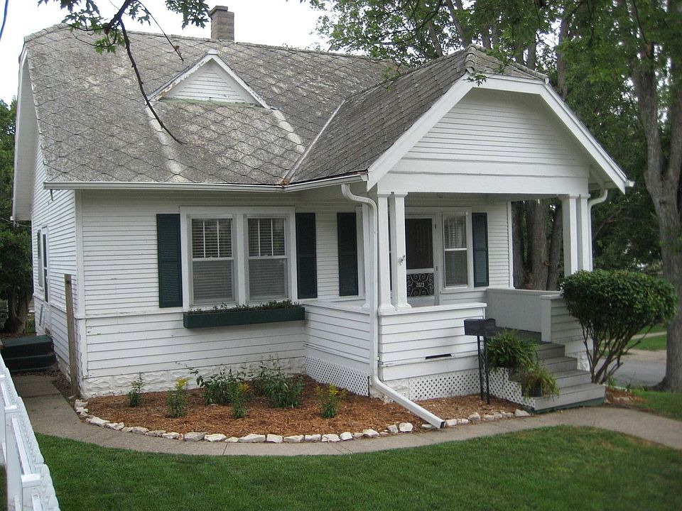 Charming Aksarben 1 1/2 Story