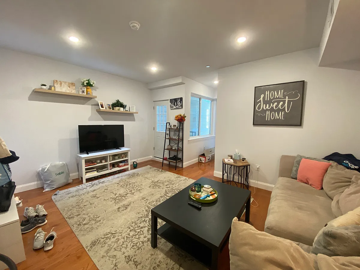 Building Photo - 634 N 13th St #4