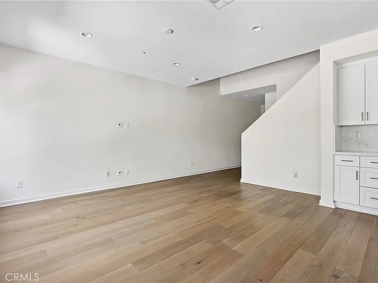 216 Finch — Photo 4