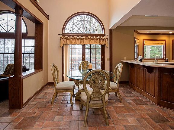 5th image of 6842 Mapleridge Cir NW