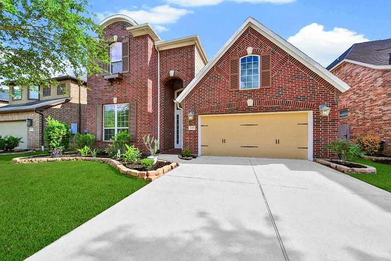 4 bed, 3.5 bath, 3507 sqft, $3,750 — Photo 2
