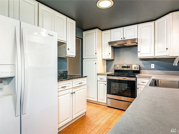 4th image of 3826 S 178th St