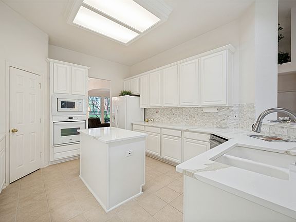 4th image of 2806 Mayfair Ln