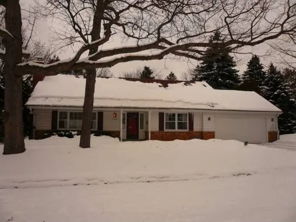 726 Oxford Rd, Waukesha, WI 53186