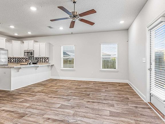 3rd image of 6065 Royal Port Ct