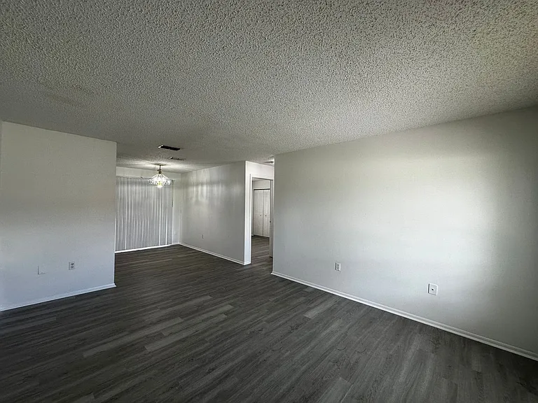 4616 N Goldenrod Rd — Photo 3
