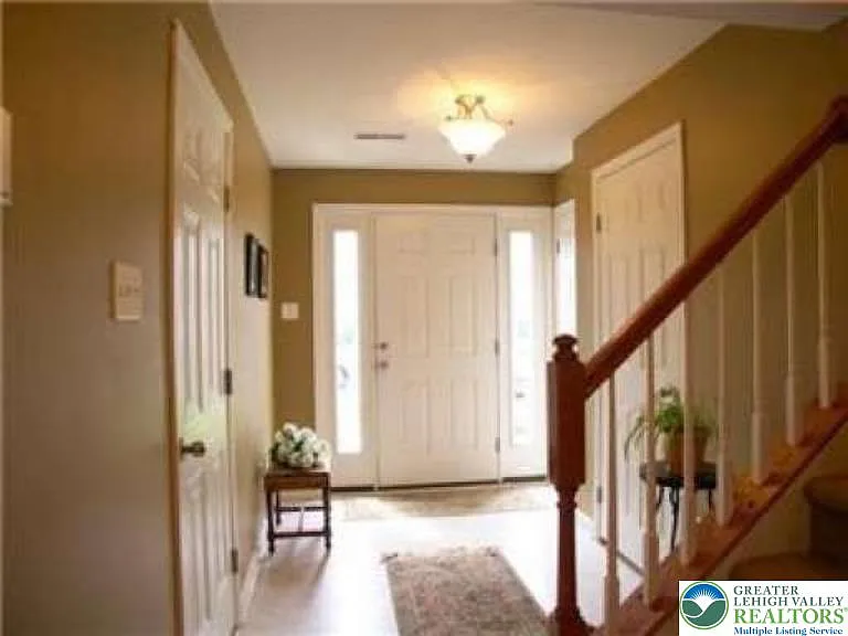 1073 Sparrow Way — Photo 3