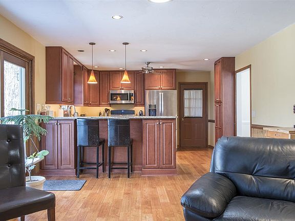4th image of 1175 Portland Dr
