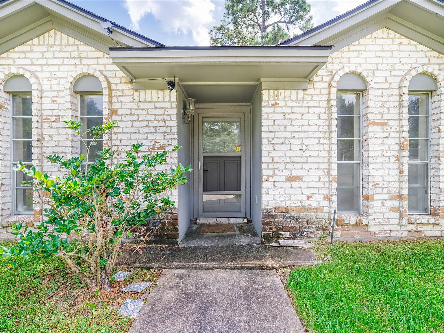 4 bed, 2.0 bath, 1926 sqft, $2,300 — Photo 3