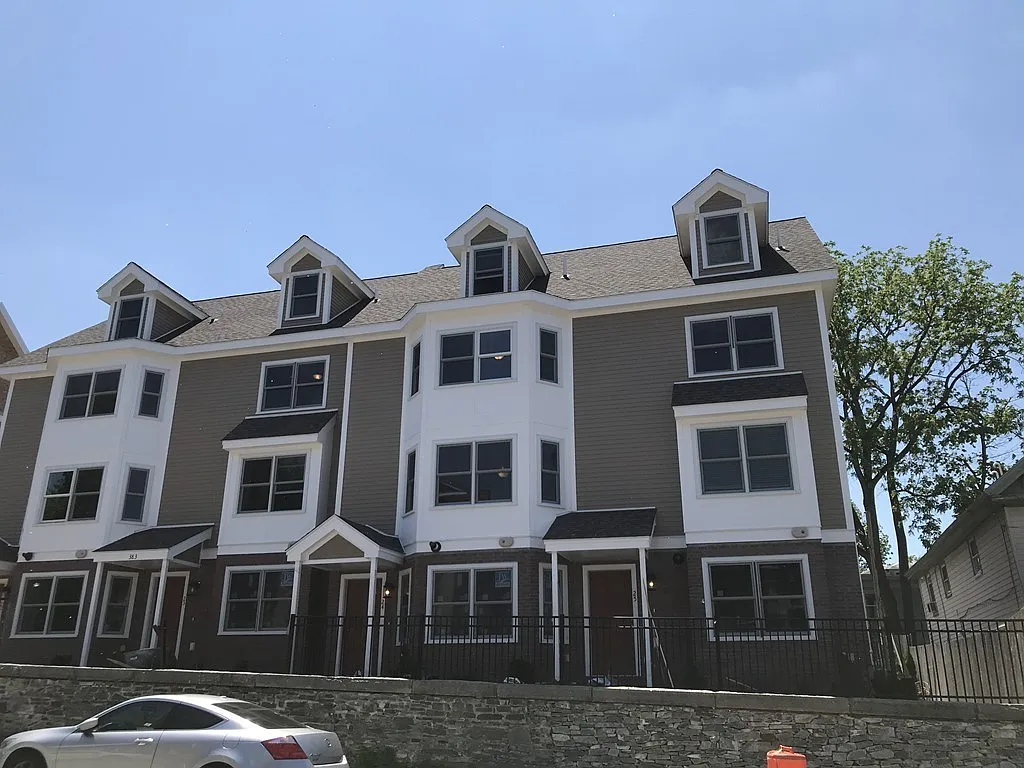 Building Photo - 401 E Merrimack St #15