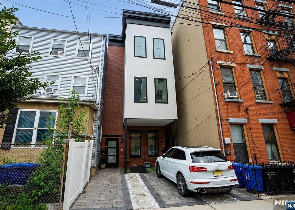 1st image of 20 Westervelt Pl #2