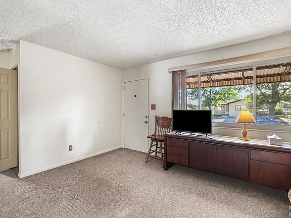 5th image of 549 Hewitt St
