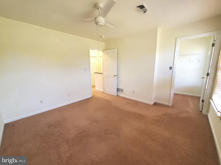 614 E Pebworth Rd — Photo 37