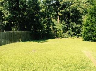 102 Elmwood Ct, Palestine, TX 75801
