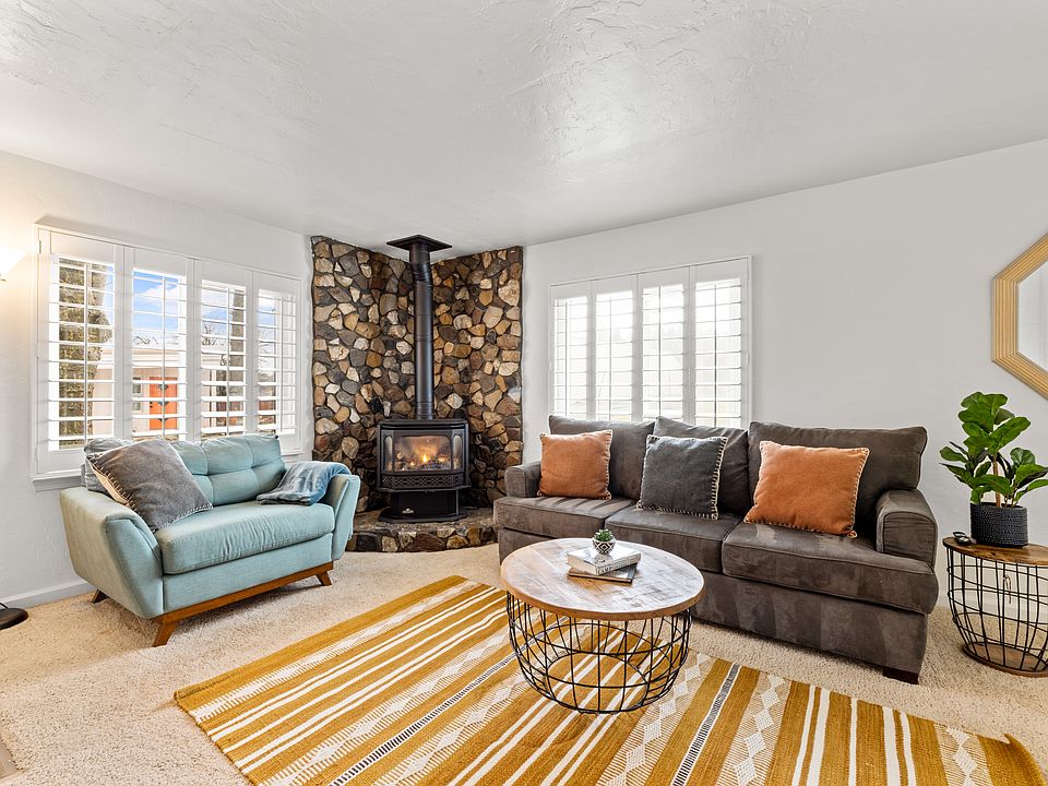 Living Room, gas fireplace.