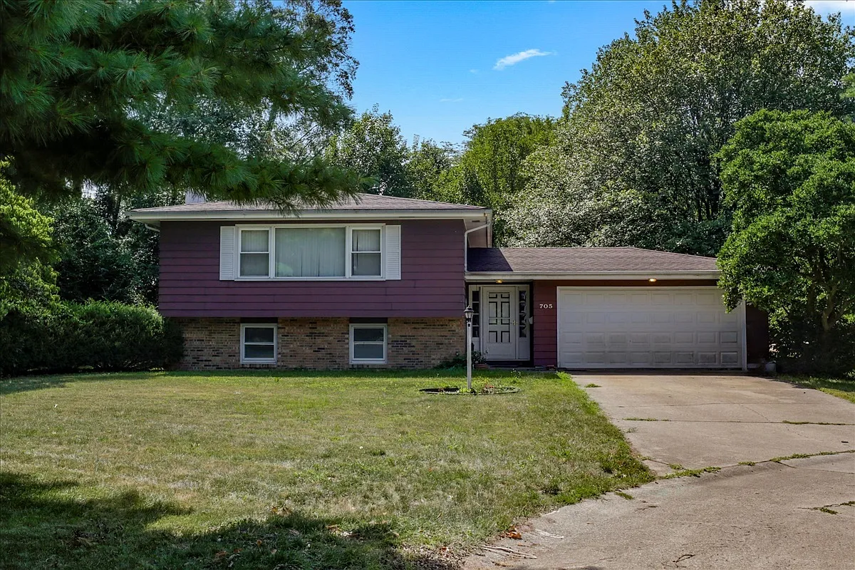 705 Evergreen Cir photo 1