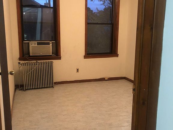 5th image of 162 Mallory Ave #2
