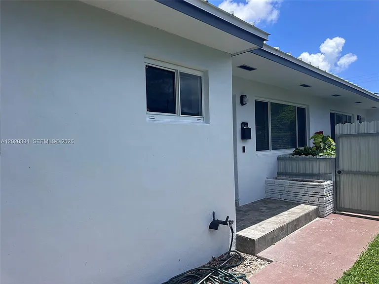 2806 SW 35th Ave #1 — Photo 4