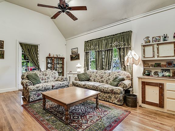 4th image of 275 Lovera Blvd