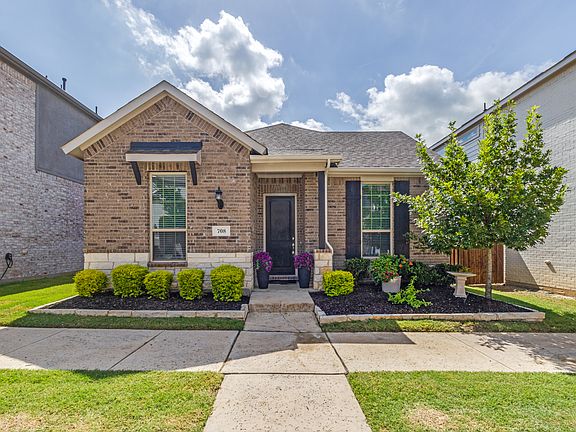 Great curb appeal-beautiful community