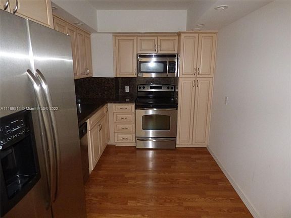 4th image of 100 Bayview Dr APT 303