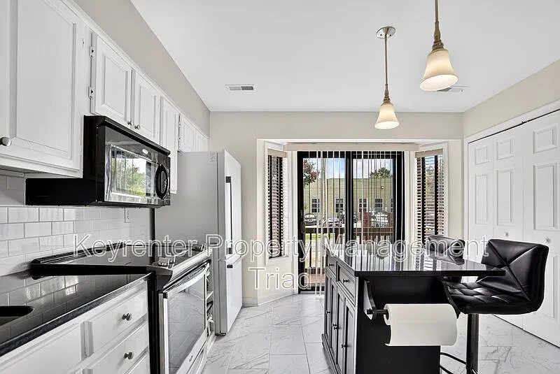 2 bed, 1.5 bath, 1082 sqft, $1,500 — Photo 3