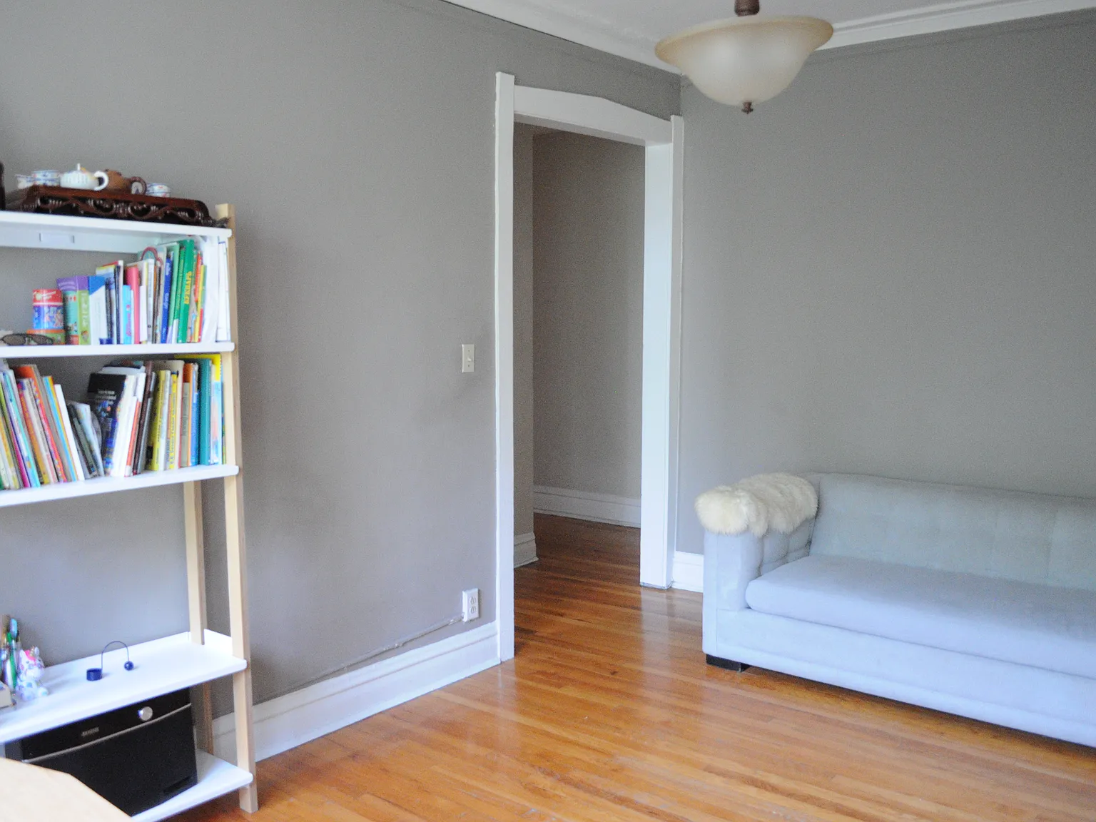 Huge, Sunny, Vintage Top Floor 2 Bed with Great Location Near El & Metra! Easy Street Parking! — Photo 3