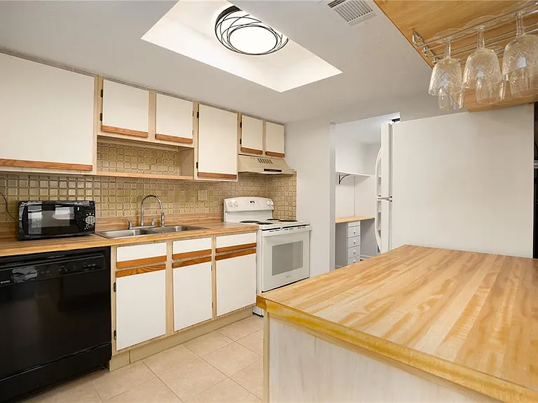 22291 Westchester Blvd #301 — Photo 6
