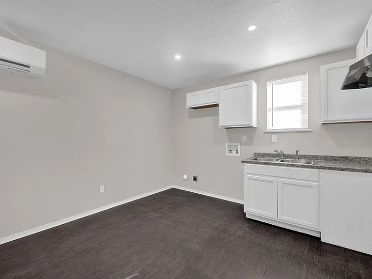2103 N Marrs St — Photo 2