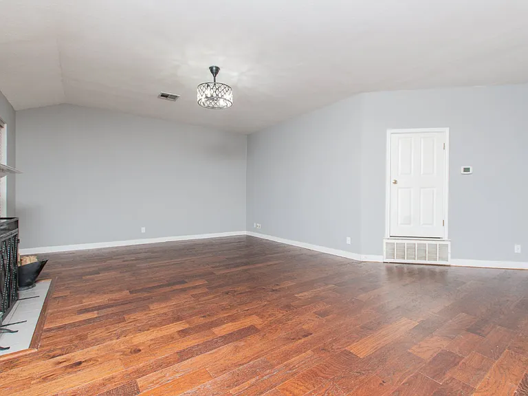 3003 Oakwood Dr — Photo 4