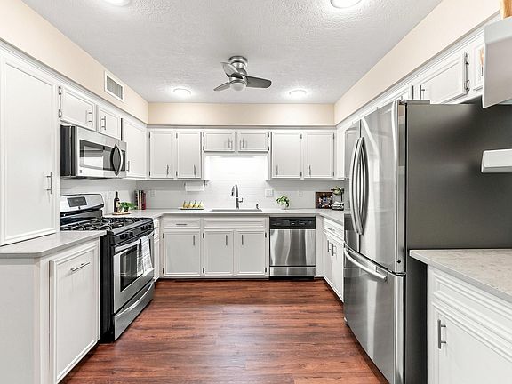 4th image of 20 Golfview Manor Rd