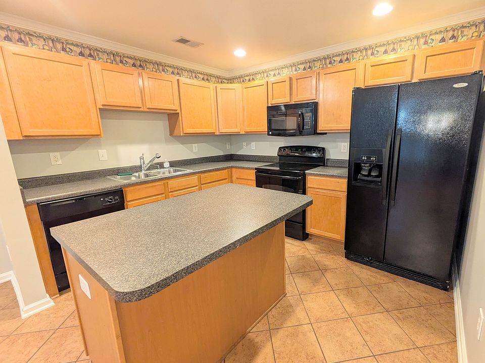 Kitchen with full appliance suite