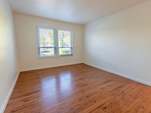 5th image of 30 Lochness Ct